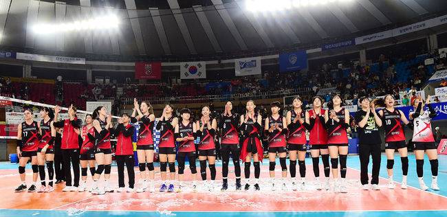 정관장 선수들이 승리 후 팬들에게 인사하고 있다. /KOVO 제공