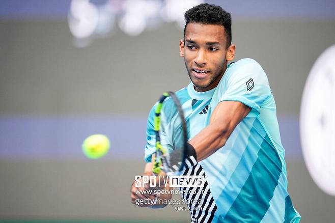 ▲ 펠릭스 오제알리아심이 2023 ATP 투어 스위스 인도어 바젤오픈 단식 준결승전에서 경기를 펼치고 있다.