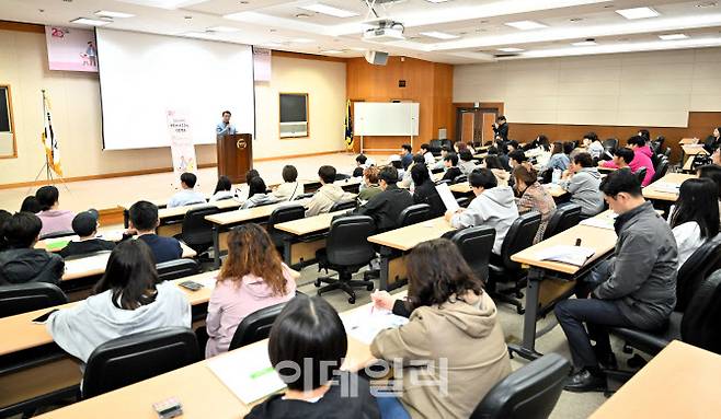 28일 열린 ‘꿈으로 소통하는 부모자녀 1Day 진로캠프’에 참석한 백영현 시장이 인사말을 하고 있다.(사진=포천시 제공)