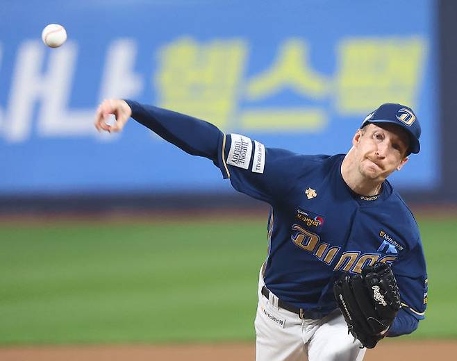 30일 오후 수원케이티위즈파크에서 열린 2023 KBO 프로야구 포스트시즌 플레이오프 1차전 NC 다이노스와 kt wiz의 경기. 6회말 NC 선발 페디가 역투하고 있다. 사진=연합뉴스