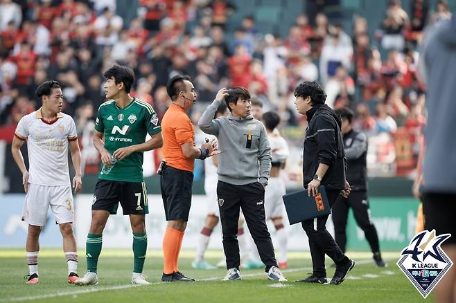 전북 현대와의 경기에서 교체 실수로 12명이 뛴 포항 스틸러스.(한국프로축구연맹 제공)