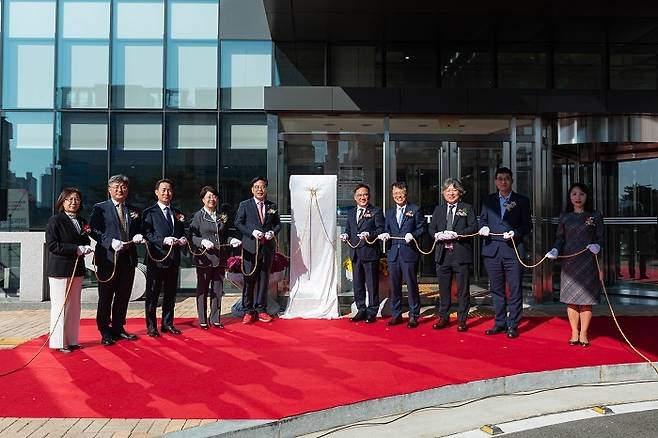 한국교통안전공단 본사에서 열린 모빌리티지원센터 개소식에서 참석자들이 제막식 행사 기념촬영을 하고 있다.(한국교통안전공단 제공)