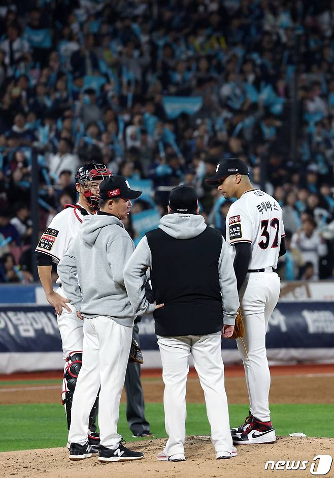 30일 오후 경기도 수원시 장안구 조원동 수원KT위즈파크에서 열린 프로야구 '2023 신한은행 SOL KBO 포스트시즌' 플레이오프 1차전 kt 위즈와 NC 다이노스의 경기 3회초 위기를 맞은 kt 선발 쿠에바스가 마운드에 오른 장성우 포수, 코치 등과 이야기를 나누고 있다. 2023.10.30/뉴스1 ⓒ News1 박정호 기자