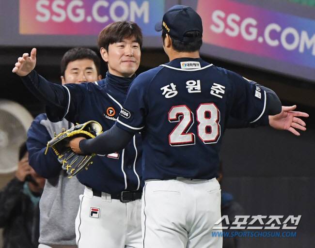 17일 인천 SSG랜더스필드에서 열린 두산-SSG전. 5회말 1사 1루 장원준이 마운드를 내려오자 김재호가 두 팔을 벌려 맞이하고 있다. 인천=정재근 기자 cjg@sportschosun.com