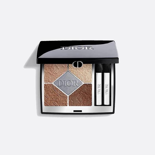 디올 디올쇼 5 꿀뢰르 - 크리스찬 디올이 좋아했던 튈르리 정원을 산책하는 마법 같은 순간을 표현한 홀리데이 컬렉션. 양각은 정원의 식물들을 의미. 7g 9만9천원.