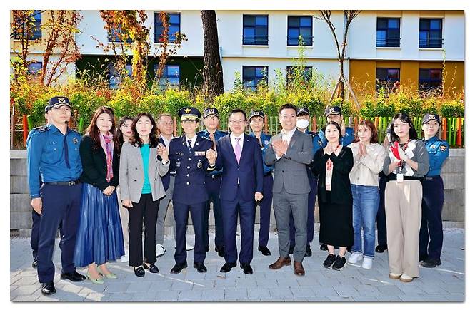 하림이 지난 27일 익산경찰서-익산시와 함께 통학로 보행 환경 개선을 위해 이리북일초등학교 담장에 나무안전펜스를 설치하는 행사를 진행했다. 행사 후 김종신 익산경찰서장(왼쪽에서 네 번째)과 정호석 하림 대표이사(왼쪽에서 다섯 번째) 등 관계자들이 기념촬영을 하고 있다. /사진=하림