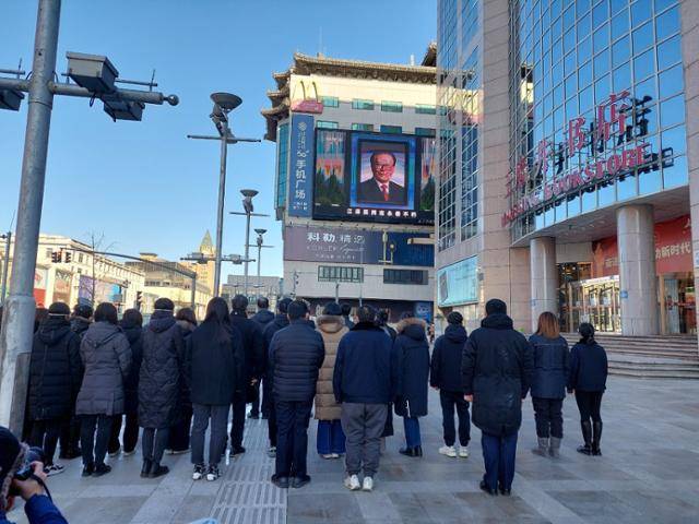 장쩌민 전 중국 국가주석의 추도 대회가 열리고 있는 지난해 12월 6일, 베이징 왕푸징 거리에서 시민 30여 명이 대형 스크린을 통해 생중계되고 있는 추도 대회를 지켜보고 있다. 베이징=조영빈 특파원