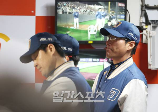 2023 KBO 프로야구 포스트시즌 kt위즈와 NC다이노스의 플레이오프 1차전 경기가 30일 오후 수원kt위즈파크에서 열렸다. 9회말 2사 만루 마무리 이용찬이 배정대에게 만루홈런을 허용하자 강인권 감독이 굳은 표정을 짓고 있다. 수원=김민규 기자 mgkim1@edaily.co.kr /2023.10.30/