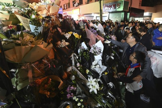 27일 별세한 리커창 전 중국 국무원 총리가 어린 시절을 보냈던 안후이성 허페이시 훙싱로 80번지 일대에서 28일 추모객들이 조화를 헌화하며 고인을 추모하고 있다. [AP=연합뉴스]