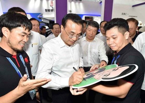 2016년 10월 한 창업 전시회에서 청년들에게 사인해주는 리커창 전 총리. [사진 중국정부망]