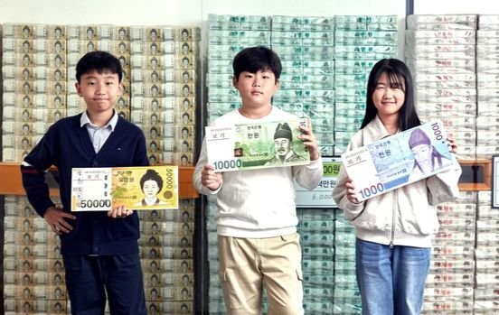 유정현·고일재·오윤서(왼쪽부터) 학생기자가 서울 중구 한국은행 화폐박물관을 찾아 우리나라 화폐의 역사를 알아봤다.