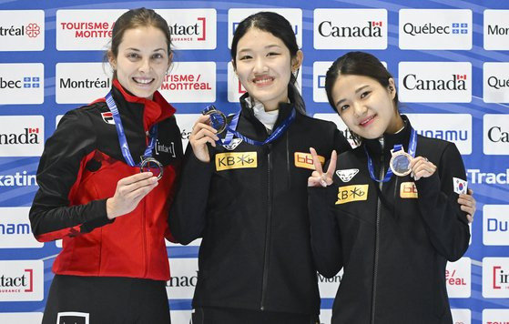 여자 1000m 금메달리스트 서휘민(가운데). 2위는 다나 블레(왼쪽), 3위는 박지원이 차지했다. AP=연합뉴스