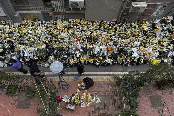 28일 고 리커창 전 총리가 어린시절을 보냈던 안후이성 허페이시 훙싱로 80번지 일대에 추모객들이 남긴 조화가 가득 쌓여 있다. AP=연합뉴스