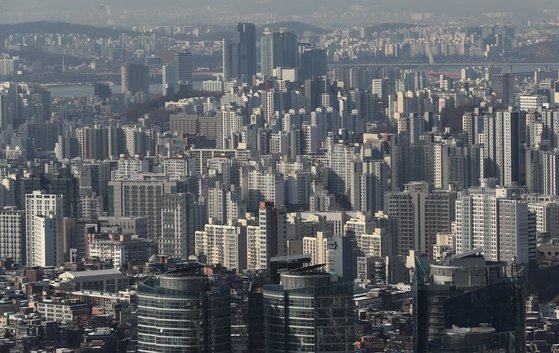 서울 남산에서 바라본 아파트 모습. 뉴스1