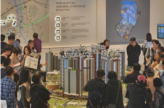 지난 28일 서울 동대문구에 마련된 '이문 아이파크자이' 견본주택이 방문객들로 붐비고 있다. 사진 HDC현대산업개발