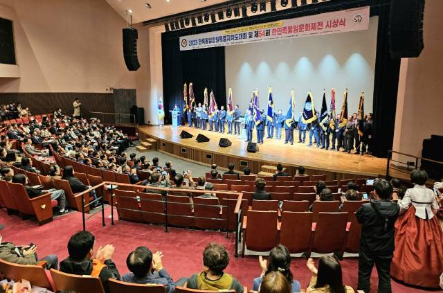 ▲ 민족통일강원특별자치도협의회가 주최하고, 민족통일동해시협의회가 주관한 ‘2023 민족통일 강원특별자치도대회 및 제54회 한민족통일문화제전 시상식’이 최근 동해문화예술회관에서 700여명이 참가한 가운데 열렸다.