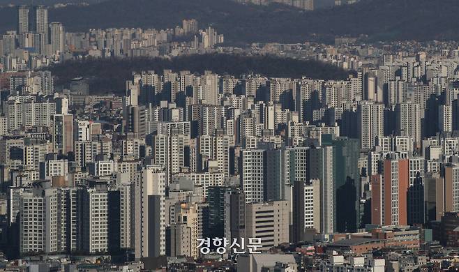 서울 중구 남산에서 바라본 서울 도심의 아파트 단지 모습. 성동훈 기자