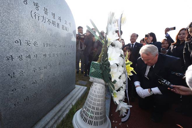 5·18 묘역 참배 “5·18 정신 헌법 수록에 최선” 인요한 국민의힘 혁신위원장이 30일 오전 광주 북구 국립5·18민주묘지 행방불명자 묘역에서 한쪽 무릎을 꿇고 묵념하고 있다. 인 위원장은 5월단체들의 5·18민주화운동 정신 헌법 수록 요구에 “관철될 수 있도록 최선을 다하겠다”고 밝혔다. 연합뉴스