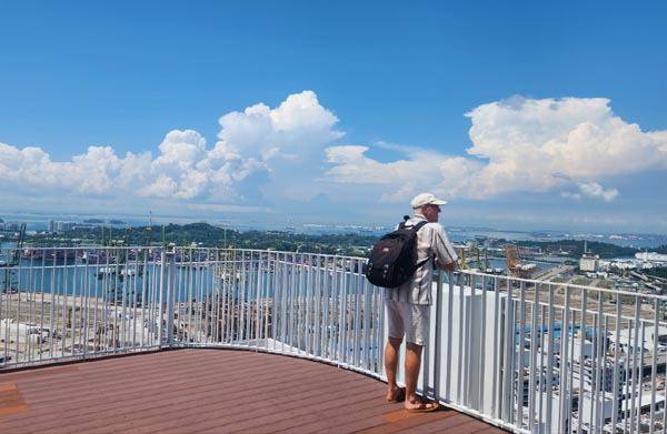 피나클 앳 덕스톤 50층 전망대에서 경치를 즐기는 독일인 관광객.