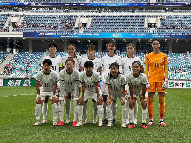 한국 여자축구 대표팀이 29일 중국 푸젠성 샤먼 이그렛 스타디움에서 열린 2024 파리올림픽 아시아 2차 예선 조별리그 B조 2차전 북한과의 경기에 앞서 기념촬영을 하고 있다. 대한축구협회 제공