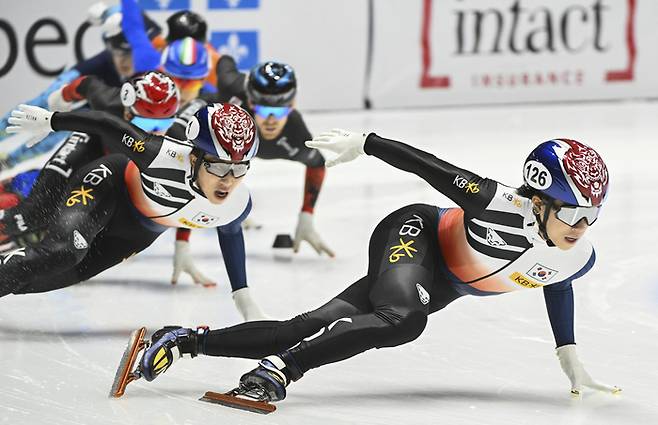 쇼트트랙 월드컵 2차 대회 남자 1500m 정상에 오른 김건우(오른쪽). AP 연합뉴스