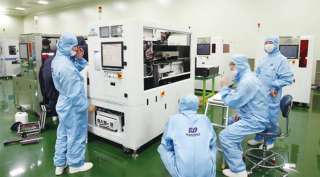 반도체 제조 업체보다 장비 제조 업체의 주가가 더 빠르게 뛰고 있다. HBM 등 생산 장비에 칩 메이커들이 투자를 늘리면서, 장비 기업들이 수혜를 보고 있는 덕분이다. 사진은 장비를 생산하고 있는 이오테크닉스 직원들. (매경DB)