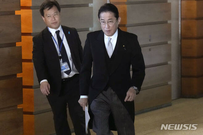 [도쿄=AP/뉴시스]기시다 후미오 일본 총리의 중의원(하원) 해산 시점이 올해 임시국회 보다는 내년 1월 정기국회가 유력하다는 관측이 나온다. 사진은 기시다(오른쪽) 총리가 9월13일 일본 도쿄 총리관저에서 왕궁으로 떠나고 있는 모습.2023.10.30.