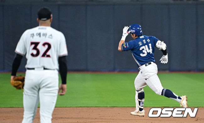 [OSEN=수원, 최규한 기자] 30일 오후 수원 KT위즈파크에서 ‘2023 신한은행 SOL KBO 포스트시즌 플레이오프’ 1차전 KT 위즈와 NC 다이노스의 경기가 열렸다.2회초 무사 선두타자로 나선 NC 오영수가 달아나는 좌중간 솔로포를 날리고 그라운드를 돌고 있다. 2023.10.30 / dreamer@osen.co.kr