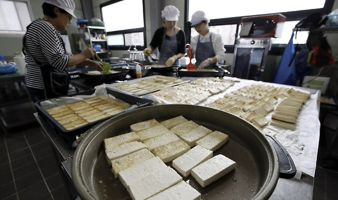 제사 음식 준비하는 전문업체. 연합뉴스
