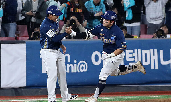 30일 오후 수원 장안구 수원kt위즈파크에서 열린 2023 KBO 포스트시즌 플레이오프 1차전 NC 다이노스와 kt 위즈의 경기, NC 오영수가 홈런을 치고 그라운드를 돌고 있다. 뉴시스