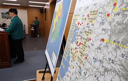 소 '럼피스킨병' 대응 상황은?     (세종=연합뉴스) 김주형 기자 = 권재한 농림축산식품부 농업혁신정책실장이 30일 오전 세종시 정부세종청사에서 소 '럼피스킨병' 발병 현황과 백신 등 방역 조치 사항을 브리핑하고 있다. 2023.10.30
    kjhpress@yna.co.kr