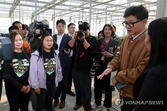 계절 근로자들과 이야기하는 한동훈 장관 (완주=연합뉴스) 나보배 기자 = 한동훈 법무부 장관이 30일 전북 완주군 삼례읍의 한 딸기 농가를 방문해 외국인 계절근로자 정책에 대한 의견을 듣고 있다. 2023.10.30 warm@yna.co.kr