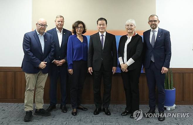 김영호 장관, 한독의원친선협회 독일 측 의원 방한단 면담 (서울=연합뉴스) 김영호 통일부 장관이 30일 서울 종로구 정부서울청사에서 한독의원친선협의회 독일 측 의원 방한단과 만나 기념 촬영하고 있다. 2023.10.30 [통일부 제공. 재판매 및 DB 금지] photo@yna.co.kr