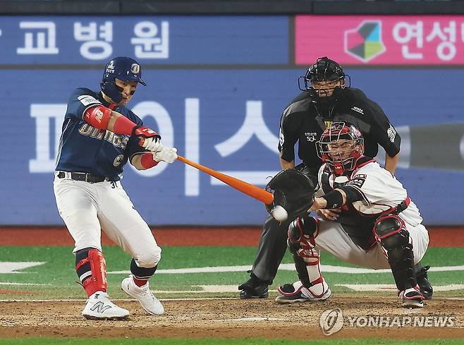 안타 추가하는 손아섭 (수원=연합뉴스) 김성민 기자 = 30일 오후 경기도 수원케이티위즈파크에서 열린 KBO 프로야구 포스트시즌 플레이오프 1차전 NC 다이노스와 kt wiz의 경기. 5회초 2사 1루 NC 손아섭이 안타를 치고 있다. 2023.10.30 ksm7976@yna.co.kr