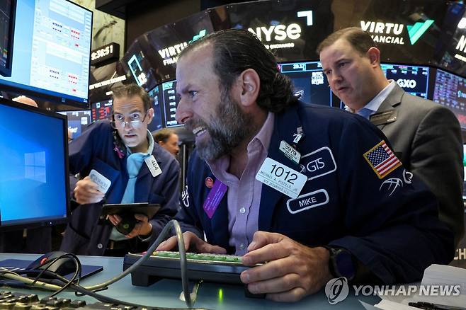 NYSE 입회장에서 일하는 트레이더들의 모습 [연합뉴스 자료사진]