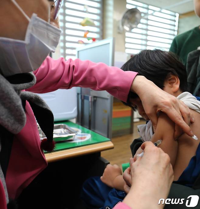 한 어린이가 홍역 백신을 맞고 있는 모습. /뉴스1 ⓒ News1 이찬우 기자