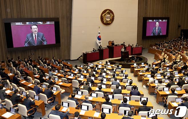 윤석열 대통령이 31일 오전 서울 여의도 국회 본회의장에서 내년 정부예산안에 대한 시정연설을 하고 있다. (공동취재) 2023.10.31/뉴스1 ⓒ News1 송원영 기자