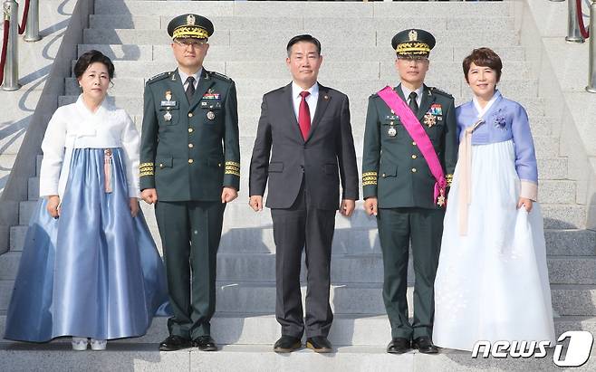 신원식 국방부 장관(가운데)이 31일 충남 계룡대에서 열린 육군참모총장 이·취임식에 참석, 박안수 신임 육군참모총장(왼쪽 두 번째), 박정환 전임 참모총장(오른쪽 두 번째) 부부와 기념촬영 하고 있다. 2023.10.31/뉴스1 ⓒ News1 김기태 기자