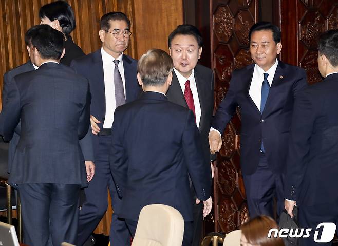 윤석열 대통령이 31일 서울 여의도 국회 본회의장에서 내년도 정부 예산안에 대한 시정연설을 마친 뒤 자리를 나서며 더불어민주당 이재명 대표와 인사를 나누고 있다. (공동취재) 2023.10.31/뉴스1 ⓒ News1 송원영 기자