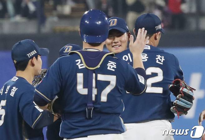 31일 오후 경기 수원시 장안구 KT위즈파크에서 열린 ‘2023 신한은행 SOL KBO 포스트시즌’ 플레이오프 2차전 KT 위즈와 NC 다이노스의 경기 종료 후 NC 이용찬이 김주원을 끌어안고 있다. 이날 경기는 3대2로 NC의 승리로 끝났다. 2023.10.31/뉴스1 ⓒ News1 김영운 기자