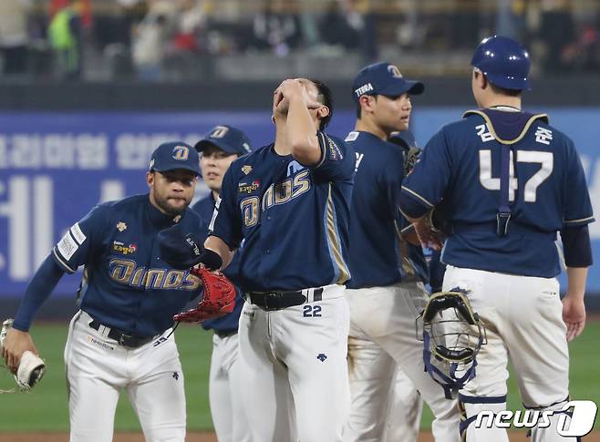 31일 오후 경기 수원시 장안구 KT위즈파크에서 열린 ‘2023 신한은행 SOL KBO 포스트시즌’ 플레이오프 2차전 KT 위즈와 NC 다이노스의 경기 종료 후 NC 이용찬이 마운드를 내려오고 있다. 2023.10.31/뉴스1 ⓒ News1 김영운 기자