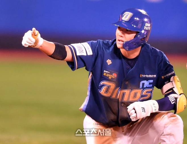 NC 김주원이 31일 수원KT위즈파크에서 열린 2023 KBO 플레이오프 2차전 KT전에서 3회초 선두타자로 나와 3루타로 출루한 후 자축하고 있다. 2023.10.31. 수원 | 강영조기자 kanjo@sportsseoul.com