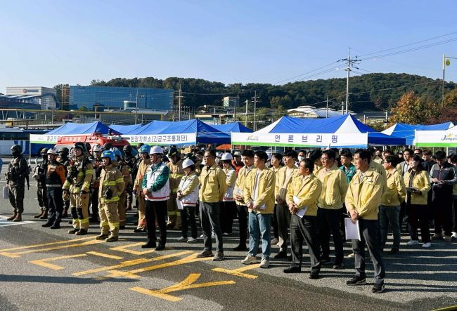 지난 30일 장성실내수영장에서 ‘재난 대응 안전한국훈련’을 실시하고 있다.[사진제공=장성군]