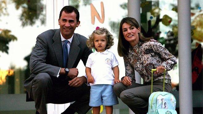 레오노르 공주의 입학 첫날. 당시 왕세자 부부였던 펠리페 6세 국왕 부부가 동행했다