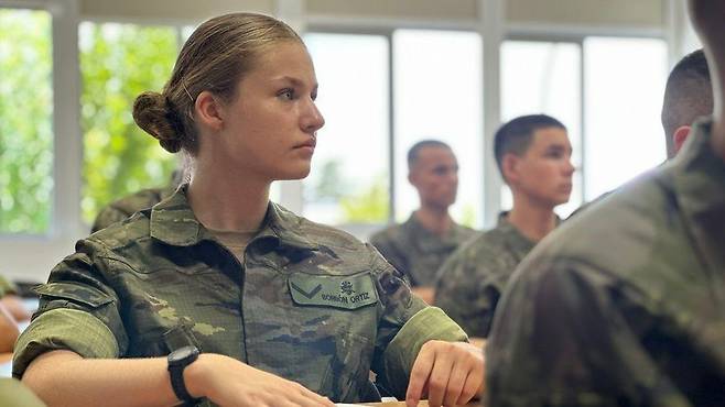 스페인의 군사학교에 다니고 있는 레오노르 공주