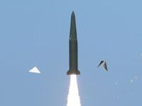 2015년 사거리 500km인 현무2B 미사일 시험발사 장면. 탄소복합재는 미사일 엔진 노즐 내열재 제작에 필요한 핵심 전략 소재다. /국방부