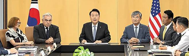 윤석열 대통령이 2023년 7월 18일 대통령실에서 열린 ‘한미 핵협의그룹(NCG)’ 첫 회의에서 발언하고 있다. 왼쪽부터 카라 애버크롬비 미 국가안전보장회의(NSC) 국방·군축 정책 조정관, 커트 캠벨 NSC 인도·태평양 조정관, 윤 대통령, 조태용 국가안보실장, 김태효 국가안보실 1차장./대통령실 제공-조선일보DB