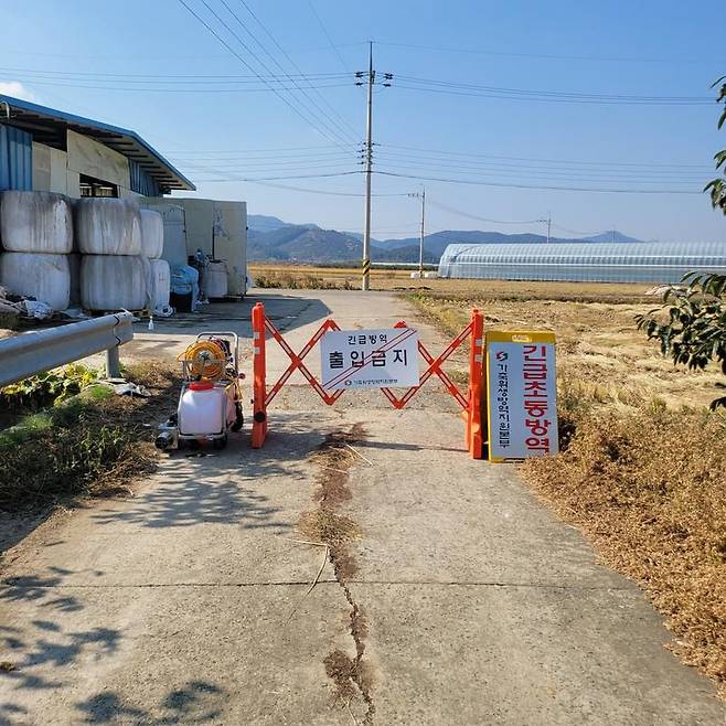 지난 30일 럼피스킨병이 발생해 출입이 통제된 경남 창원시 한우농가. /경남도