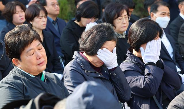 30일 인천 중구 인천학생교육문화회관에서 열린 인현동 화재 참사 24주기 추모식에서 유가족들이 눈물을 닦고 있다. 연합뉴스