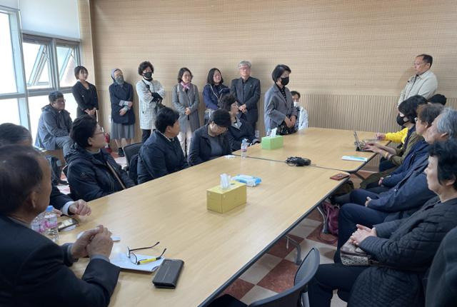 인천학생교육문화회관 내 인현동 화재 참사 추모 공간 '기억저장소'에서 인현동과 세월호, 씨랜드 등 참사 유가족들이 얘기를 나누고 있다. 이환직 기자